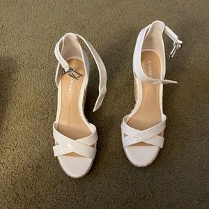 Gianni Bini  white platform wedge shoe